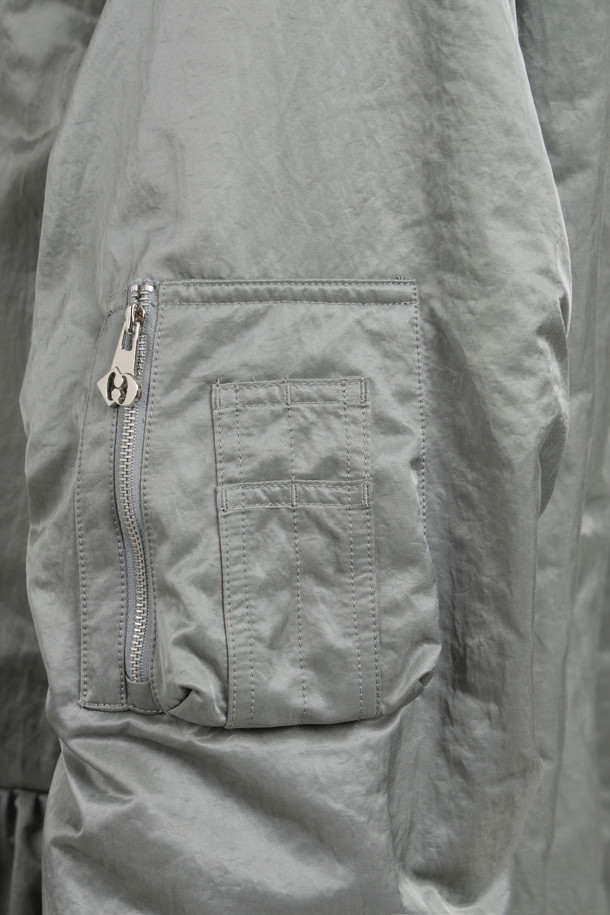 [Re-Order] [아뜰리에] 러플 디테일 하프 점퍼 (카키)는 봄, 가을에 산책룩 또는 캐주얼, 미니멀 스타일을 연출하기 좋은 여성 점퍼입니다. 부드러운 촉감의 나일론 소재로 제작되었으며, 보통 두께감으로 간절기에 활용하기 좋습니다. 코쿤핏 디자인에 은은한 광택감이 돋보이며, 러플 디테일과 파카링 봉제, 미니 포켓, 플라켓 디자인이 특징입니다. 지퍼형 여밈 방식으로 간편하게 착용할 수 있으며, 하프 기장의 블루종 스타일로 다양한 하의와 매치하기 좋습니다. 카키 컬러로 어떤 옷에도 잘 어울려 데일리 아우터로 추천합니다.
