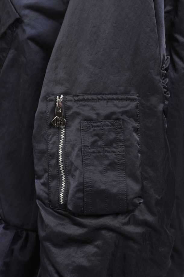 [Re-Order] [아뜰리에] 러플 디테일 하프 점퍼 (다크 네이비)는 산책룩과 봄 소풍룩에 어울리는 여성용 아우터입니다. 다크 네이비 컬러의 무지 디자인으로, 캐주얼, 미니멀, 클래식 스타일을 연출하기 좋습니다. 부드러운 촉감의 나일론 소재로 제작되었으며, 힙 기장의 코쿤핏으로 편안하게 착용할 수 있습니다. 지퍼형 여밈 방식에 긴 소매, 블루종 코트 타입으로 디자인되었으며, 러플 디테일, 파카링 봉제, 미니 포켓, 플라켓 디자인, 은은한 광택감이 특징입니다. 봄, 가을 시즌에 활용하기 좋은 보통 두께의 점퍼입니다.
