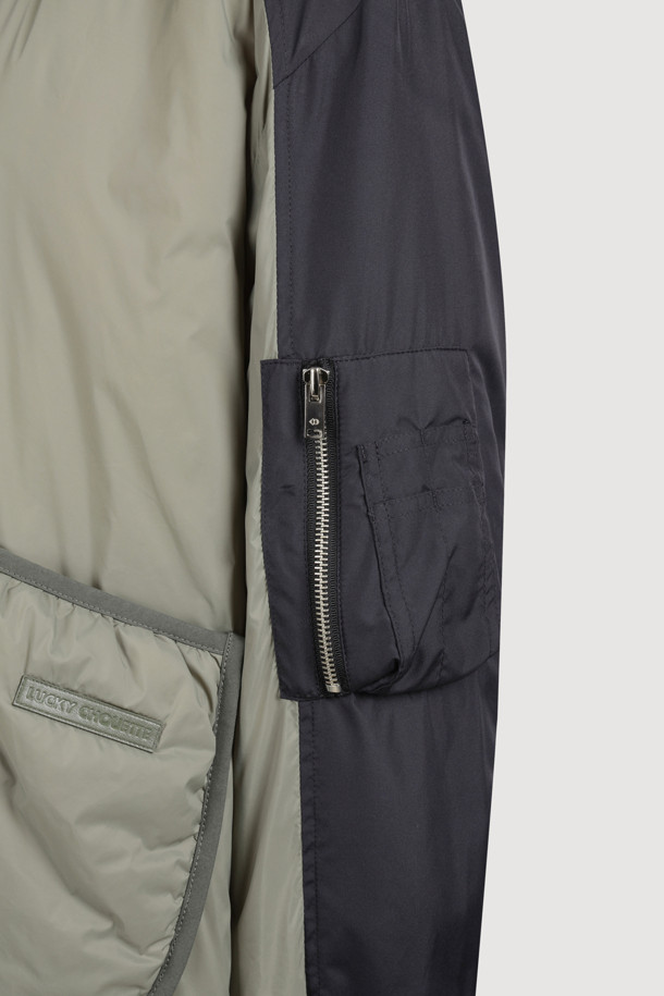 카키 컬러의 볼륨 패딩 점퍼입니다. 가을, 겨울 시즌 여성 의류로, 가볍고 부드러운 나일론 소재를 사용하여 편안한 착용감을 선사합니다. 오버핏 디자인에 볼륨감 있는 실루엣이 특징이며, 니트 시보리 디테일과 셔링 포켓으로 포인트를 더했습니다. 캐주얼 및 미니멀 스타일을 즐겨 입는 분들께 산책룩으로 추천하는 제품입니다. 버튼 여밈 방식의 크롭 기장으로 세련된 핏을 연출합니다.
