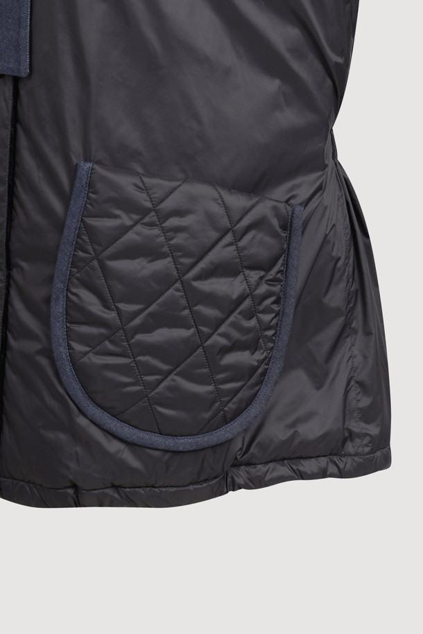 라운드 넥 패딩 점퍼 (블랙)는 겨울철 여성의 스타일을 책임질 아우터입니다. 페미닌하고 캐주얼한 무드를 동시에 연출하며, 셔링과 턱 디테일, 데님 배색 포켓, 끈 디테일이 돋보입니다. 넉넉한 루즈핏과 볼륨감 있는 실루엣으로 편안하면서도 세련된 스타일을 완성합니다. 부드러운 경량 소재에 두꺼운 두께감으로 따뜻함을 더하며, 긴 소매와 버튼 여밈 방식으로 보온성을 높였습니다. 미니멀, 로맨틱 스타일을 즐기는 분들께 추천합니다.
