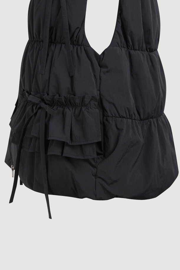 [Re-Order] 리본 다운 베스트는 여성용 다운 베스트로, 가을과 겨울에 따뜻하게 착용할 수 있습니다. 블랙 컬러의 무지 디자인에 숏 기장으로, 어떤 옷에도 쉽게 매치할 수 있습니다. 캐주얼하면서도 페미닌한 스타일을 연출하며, 출근룩과 모임룩에 모두 잘 어울립니다. 부드러운 구스 다운 소재와 셔링, 리본 장식, 샤이니 안감, 투웨이 지퍼 디테일이 특징입니다. 나일론, 스판덱스 소재로 제작되어 편안함과 활동성을 높였습니다.
