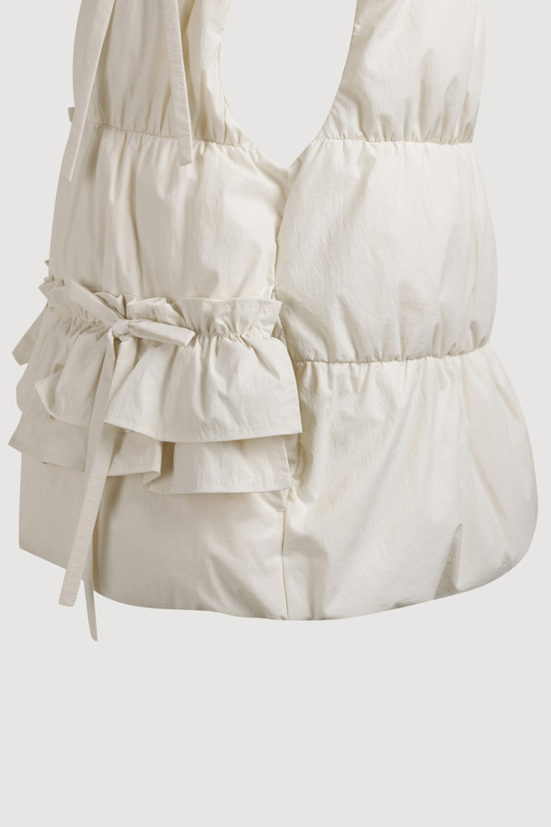 리본 디테일이 돋보이는 [Re-Order] 리본 다운 베스트는 페미닌한 무드를 연출합니다. 부드러운 유연함을 자랑하는 나일론, 스판덱스 혼방 소재로 제작되어 편안한 착용감을 선사합니다. 숏 기장과 투웨이 지퍼 여밈으로 세련된 실루엣을 강조하며, 셔링 디테일과 샤이니 안감이 고급스러움을 더합니다. 데이트룩, 모임룩 등 다양한 TPO에 활용 가능한 아이보리 컬러의 겨울철 필수 아이템입니다. 구스다운 충전재와 패딩 안감으로 보온성을 높였습니다.
