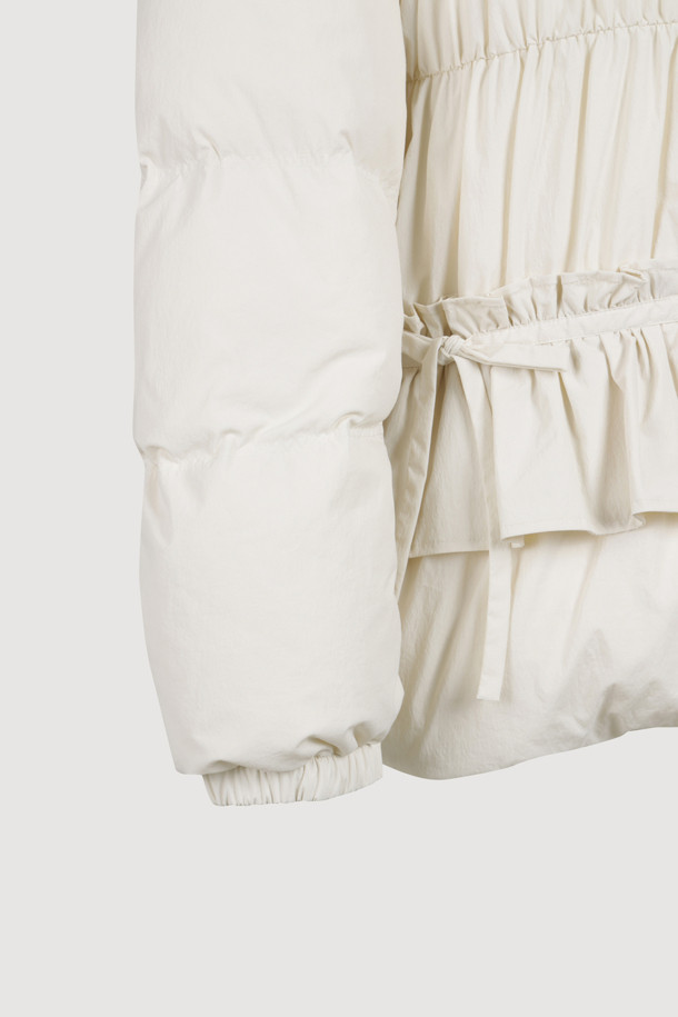 아이보리 컬러의 리본 후디 다운 점퍼는 페미닌하고 발랄한 무드를 연출합니다. 셔링, 프릴, 리본 디테일이 여성스러운 포인트를 더하며, 볼륨감 있는 후드와 샤이니한 안감으로 고급스러움을 더했습니다. 부드러운 촉감의 나일론, 스판 혼방 소재와 두꺼운 두께감으로 따뜻함을 선사하며, 투웨이 지퍼와 루즈핏 디자인으로 편안한 착용감을 제공합니다. 데이트룩, 모임룩, 미니멀, 클래식 스타일을 즐겨 입는 여성분들께 겨울철 필수 아이템입니다.
