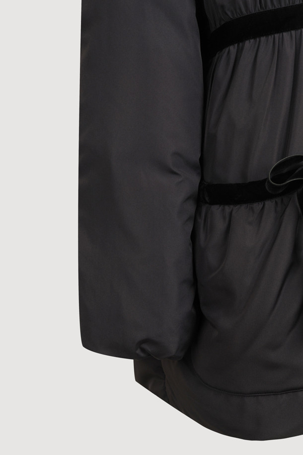 블랙 컬러의 폭스 퍼 트리밍 후드 다운 점퍼입니다. 여성스러운 페미닌 및 러블리 무드를 연출하며, 세미 A라인 핏으로 날씬한 실루엣을 선사합니다. 부드러운 구스다운 소재와 두꺼운 두께감으로 뛰어난 보온성을 제공하며, 탈부착 가능한 폭스 퍼 트리밍, 벨벳 리본 및 셔링 디테일이 고급스러움을 더합니다. 럭키 로고 패턴 안감과 긴 소매 기장, 집업 여밈 방식으로 편안한 착용감을 선사하며, 데이트룩, 모임룩, 연말 모임룩 등 다양한 TPO에 활용 가능합니다. 클래식, 로맨틱, 미니멀 스타일을 즐기는 여성분들께 추천합니다.
