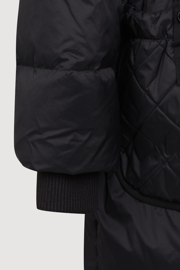 블랙 컬러의 폭스 퍼 후드 구스다운 코트입니다. 추운 겨울, 캐주얼하고 미니멀한 스타일을 연출하기 좋습니다. 탈부착 가능한 리얼 폭스퍼 후드로 고급스러움을 더했으며, 허리 라인과 밑단 스트링으로 핏을 조절할 수 있습니다. 겉감은 부드러운 나일론 소재이며, 안감은 럭키 로고 패턴으로 디자인되었습니다. 출근룩이나 여행룩에 활용하기 좋은, 보온성이 뛰어난 맥시 기장의 구스다운 코트입니다.
