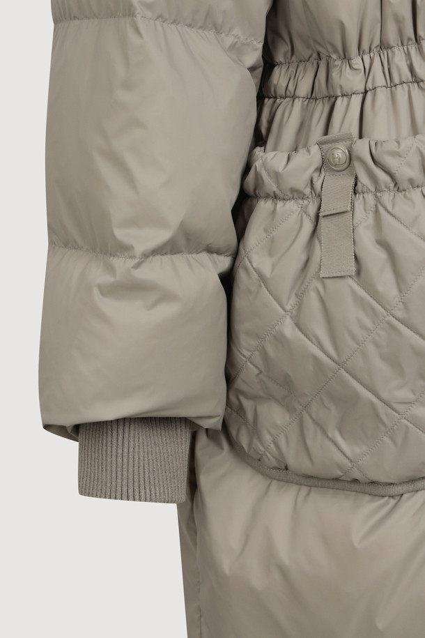 라이트 카키 색상의 폭스 퍼 후드 구스다운 코트는 겨울철 캐주얼 스타일을 완성하는 여성 아우터입니다. 탈부착 가능한 리얼 폭스퍼 후드가 고급스러운 분위기를 더하며, 허리와 밑단의 스트링 조절로 사이즈를 맞춤 조절할 수 있습니다. 겉감은 부드러운 촉감의 나일론 소재이며, 안감은 로고 패턴으로 포인트를 주었습니다. 맥시 기장의 두꺼운 구스다운 코트로 보온성을 높였으며, 지퍼와 스냅 여밈 방식으로 깔끔하게 착용 가능합니다. 여행룩, 캠핑룩 등 다양한 TPO에 미니멀, 클래식 스타일로 활용하기 좋습니다.
