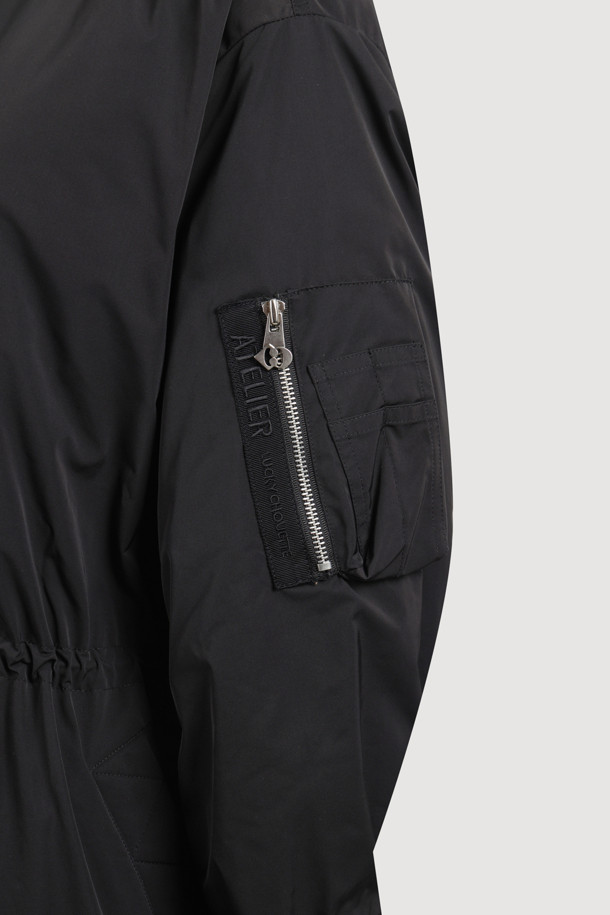 [Re-Order] [아뜰리에] 프릴 디테일 롱 패딩 점퍼는 여성 고객을 위한 겨울철 필수 아이템입니다. 페미닌한 무드를 더하는 프릴 디테일과 롱 기장, A라인 핏으로 세련된 실루엣을 연출합니다. 허리 및 밑단 스트링으로 사이즈 조절이 가능하며, 소매 포켓과 경량 소재로 실용성을 더했습니다. 부드러운 촉감의 폴리에스테르 소재로 제작되어 편안한 착용감을 선사하며, 데이트룩과 출근룩 등 다양한 TPO에 미니멀, 클래식, 로맨틱 스타일로 연출하기 좋습니다. 블랙 컬러의 무지 디자인으로 어떤 옷에도 쉽게 매치할 수 있습니다.
