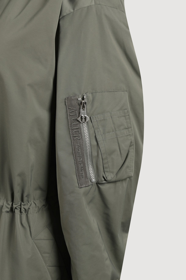 [Re-Order] [아뜰리에] 프릴 디테일 롱 패딩 점퍼는 여성 고객을 위한 겨울 시즌 필수 아이템입니다. 페미닌한 무드를 더하는 프릴 디테일과 롱 기장, A라인 핏으로 세련된 실루엣을 연출합니다. 카키 컬러의 무지 디자인에 지퍼 여밈 방식을 적용하여 편안하게 착용할 수 있으며, 허리 및 밑단 스트링으로 사이즈 조절이 용이합니다. 가볍고 따뜻한 폴리에스테르 소재에 로고 자수 디테일이 돋보이며, 데이트룩과 출근룩 등 다양한 TPO에 미니멀, 클래식, 로맨틱 스타일로 활용하기 좋습니다.
