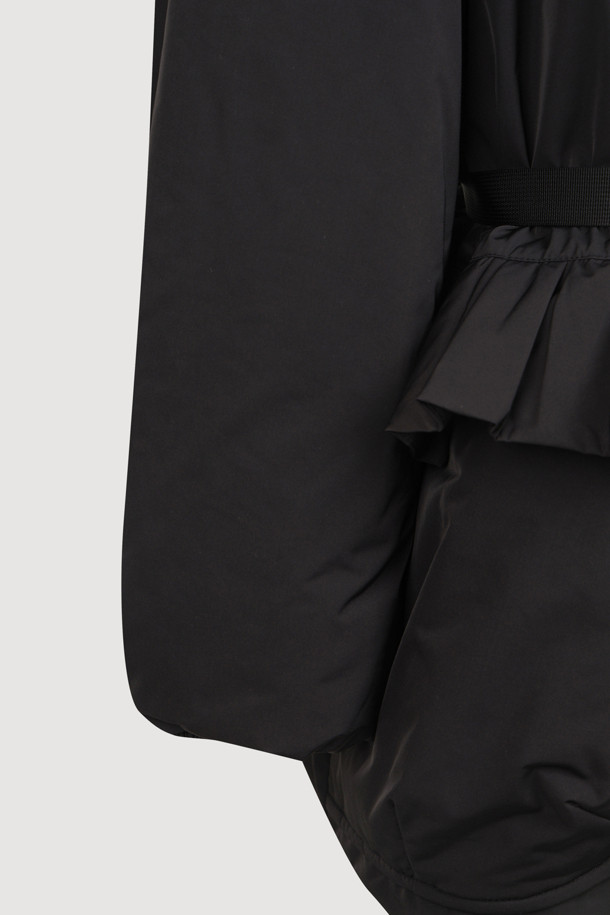 [Atelier] 옵션 벨트 다운 점퍼 (블랙)는 겨울철 여성의 우아함과 캐주얼함을 동시에 만족시키는 아우터입니다. 부드러운 나일론 소재와 두꺼운 두께감으로 따뜻함을 선사하며, 오버핏 디자인과 셔링, 패치워크, 러플 디테일이 페미닌한 무드를 더합니다. 옵션 벨트와 스트링 조절 기능으로 다양한 스타일 연출이 가능하며, 구스다운 충전재로 보온성을 극대화했습니다. 출근룩과 모임룩은 물론 미니멀, 클래식 스타일까지 소화 가능한 활용도 높은 벨티드 다운 점퍼입니다.
