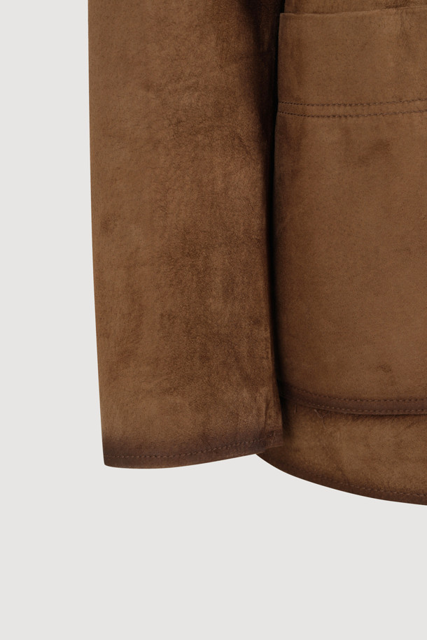 [Atelier] 리얼 스웨이드 레더 점퍼 (브라운)는 여성스러운 겨울 데일리룩, 모임룩, 데이트룩을 위한 완벽한 선택입니다. 부드러운 돈피 스웨이드 소재와 스탠다드핏으로 편안하면서도 클래식하고 캐주얼한 스타일을 연출합니다. 얇은 두께감과 드롭 숄더 디자인이 특징이며, ATELIER 로고 패턴 안감과 스티치 디테일이 고급스러움을 더합니다. 핸드 오일 브러쉬 포인트와 럭키슈에뜨 로고 와펜으로 포인트를 주어 미니멀하면서도 세련된 룩을 완성합니다. 힙 기장의 긴 소매 자켓으로 가을과 겨울, 당신의 스타일을 한층 끌어올려 보세요.
