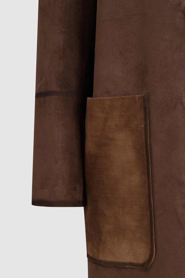 [Atelier] 리얼 스웨이드 롱 코트 (브라운)는 부드러운 촉감의 스웨이드 소재로 제작되어 가을과 겨울, 일상과 데일리룩에 모두 활용하기 좋은 여성 코트입니다. 클래식하고 유니크한 무드를 선사하며, 롱 기장의 H라인 핏으로 세련된 실루엣을 연출합니다. 싱글 버튼 여밈 방식과 두꺼운 두께감으로 따뜻함을 더하고, 오일 브릿지 워싱 처리와 가슴 포켓 레더 디테일, 로고 아플리케 자수, ATELIER 컬렉션 로고 패턴 안감 등 섬세한 디테일로 완성도를 높였습니다. 겨울철 데일리룩, 오피스룩, 모임룩 등 다양한 TPO에 맞춰 클래식, 미니멀, 시크 스타일을 연출해보세요.
