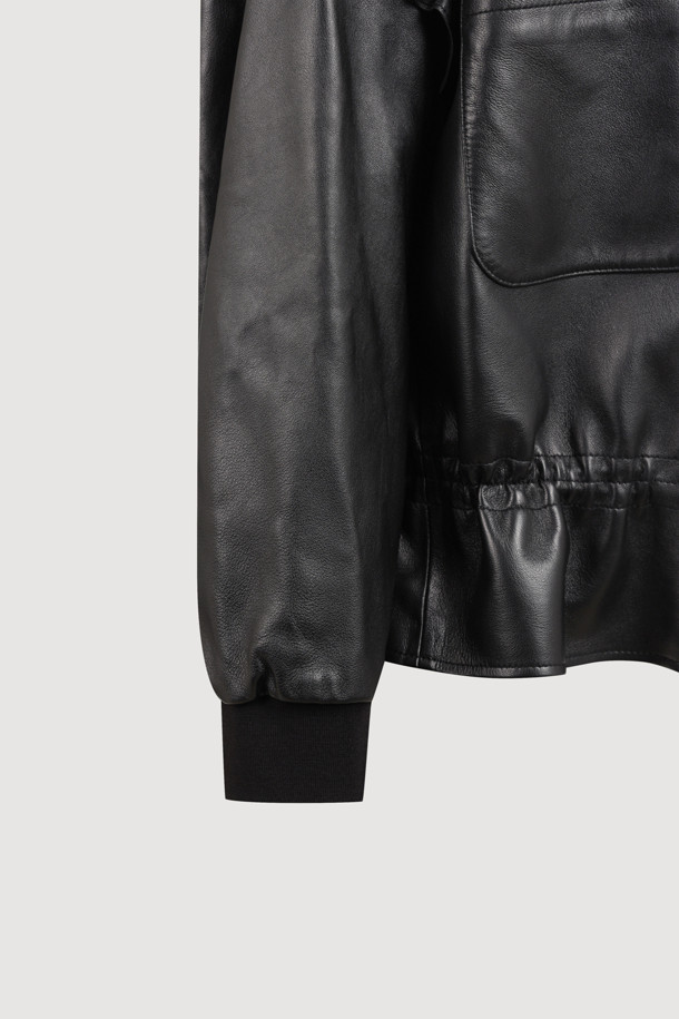 [Re-Order] [아뜰리에] 프릴 리얼 레더 점퍼 (블랙)는 부드러운 나파 양가죽 소재의 여성 점퍼입니다. 캐주얼과 페미닌 무드를 동시에 연출하며, 봄, 가을에 활용하기 좋습니다. 허리 스트링으로 핏 조절이 가능하며, 프릴 디테일이 여성스러운 포인트를 더합니다. 블랙 컬러의 무지 디자인으로 미니멀, 클래식한 스타일을 즐길 수 있으며, ATELIER 로고 패턴 안감이 고급스러움을 더합니다. 데이트룩, 모임룩에 적합한 아이템입니다.
