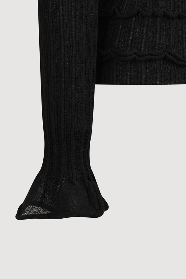 슬림 핏 립 니트 풀오버 (블랙)는 여성스러움을 강조하는 클래식하고 우아한 스타일의 니트입니다. 부드러운 울과 비스코스 혼방 소재로 제작되어 뛰어난 착용감을 선사하며 봄, 가을, 겨울에 활용하기 좋습니다. 라운드넥에 슬림핏으로 디자인되어 날씬한 실루엣을 연출하며, 소매 끝단 플레어 디자인과 배색 트리밍으로 포인트를 더했습니다. 일상, 데이트룩, 카페룩, 모임룩 등 다양한 TPO에 매치할 수 있으며, 이너 탑으로 활용하여 시크하고 미니멀한 스타일을 완성할 수 있습니다.
