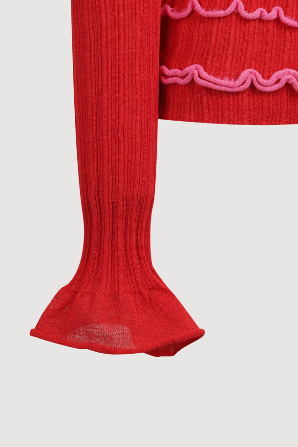 슬림핏 골지 니트 풀오버 (레드)는 가을과 겨울, 우아하고 클래식한 스타일을 연출하는 여성용 니트/스웨터입니다. 부드러운 울과 비스코스 혼방 소재로 제작되어 포근한 착용감을 선사하며, 슬림핏 라운드넥 디자인으로 세련된 실루엣을 강조합니다. 소매 끝단 플레어 디자인과 배색 트리밍 디테일이 돋보이며, 이너 탑과 함께 레이어드하여 다양한 스타일을 연출할 수 있습니다. 데이트룩, 카페룩, 겨울 데일리룩 등 다양한 TPO에 활용하기 좋으며, 미니멀하면서도 클래식한 무드를 완성해줍니다. 얇은 두께감으로 답답함 없이 편안하게 착용 가능합니다.
