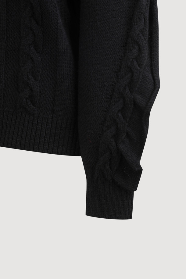 엔트리 케이블 니트 풀오버 (블랙)는 여성 의류로, 가을과 겨울에 따뜻하게 착용할 수 있는 상의입니다. 캐주얼하고 유니크한 스타일을 연출하며, 루즈핏의 라운드넥 디자인과 긴소매, 두꺼운 두께감으로 포근함을 더했습니다. 울 혼방 소재로 제작되어 부드러운 촉감을 느낄 수 있으며, 케이블 패턴과 프릴 디테일이 특징입니다. 겨울 데일리룩, 집콕룩, 동네 마실룩 등 다양한 TPO에 활용 가능하며, 니트 쇼츠와 함께 세트 착용하여 스타일리시하게 연출할 수 있습니다.
