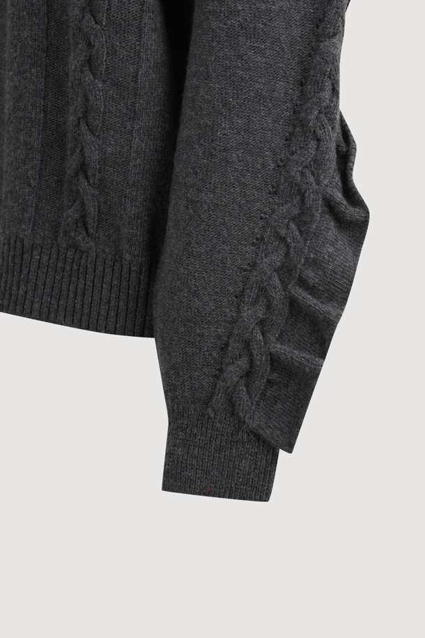 Entry 케이블 니트 풀오버 (멜란지 그레이)는 여성스러운 실루엣을 연출하는 울 혼방 소재의 두꺼운 케이블 니트 스웨터입니다. 멜란지 그레이 컬러에 라운드넥 디자인, 루즈핏으로 편안한 착용감을 선사하며, 긴 소매와 프릴 디테일이 특징입니다. 가을, 겨울 시즌 데이트룩, 카페룩, 데일리룩에 활용하기 좋으며, 니트 쇼츠와 세트 구성으로 더욱 유니크하게 연출할 수 있습니다. 캐주얼, 클래식, 미니멀 스타일을 즐겨 입는 분들께 추천합니다.
