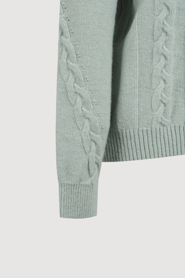 엔트리 케이블 니트 풀오버 (민트)는 부드러운 울 혼방 원사로 제작되어 포근한 착용감을 선사합니다. 라운드넥 디자인에 루즈핏으로 편안하게 착용 가능하며, 클래식하고 유니크한 분위기를 연출합니다. 케이블 패턴과 프릴 디테일이 돋보이며, 봄, 가을, 겨울 시즌에 활용하기 좋습니다. 데이트룩, 카페룩, 겨울 데일리룩 등 다양한 TPO에 어울리는 아이템으로, 니트 쇼츠와 세트 연출도 가능합니다. 미니멀, 클래식, 캐주얼 스타일을 즐겨 입는 여성분들께 추천합니다.
