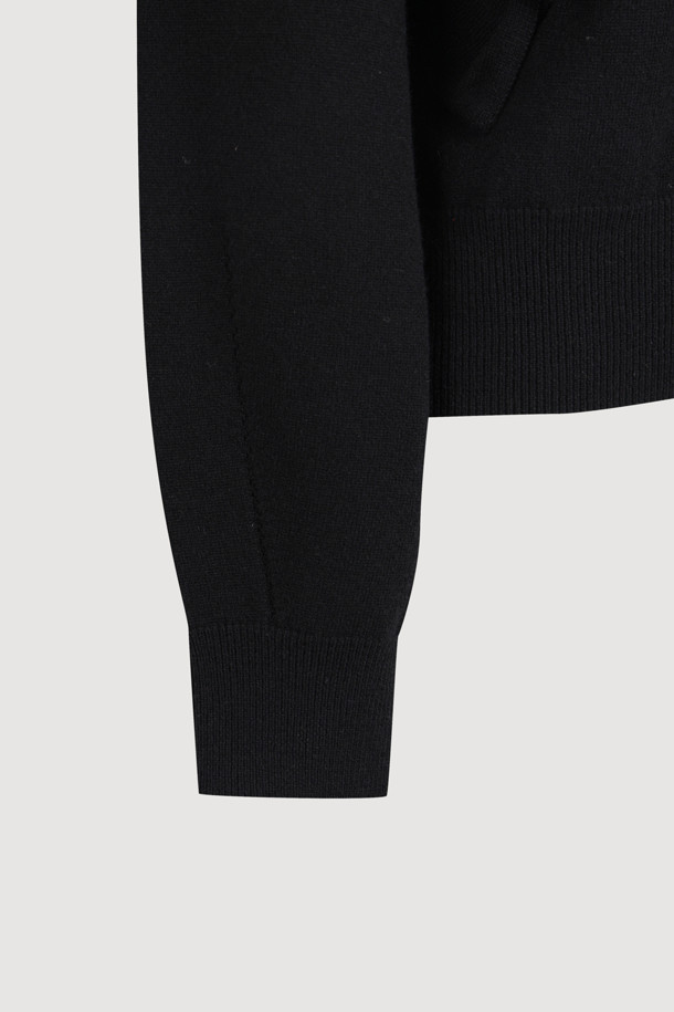 Ambo 리본 니트 풀오버 (블랙)는 여성용 상의로, 가을과 겨울에 따뜻하게 입을 수 있는 니트/스웨터입니다. 클래식과 캐주얼 스타일을 모두 소화하며, 넉넉한 오버핏과 V넥 디자인, 긴 소매가 특징입니다. 울과 면 혼방 소재로 제작되어 부드러운 촉감과 두꺼운 두께감으로 보온성을 높였습니다. 입체적인 니팅 리본 디테일이 돋보이며, 이너로 활용하거나 플레어 스커트와 함께 매치하여 데이트룩, 겨울 데일리룩, 모임룩 등 다양한 TPO에 맞춰 클래식, 캐주얼, 미니멀 스타일로 연출할 수 있습니다.
