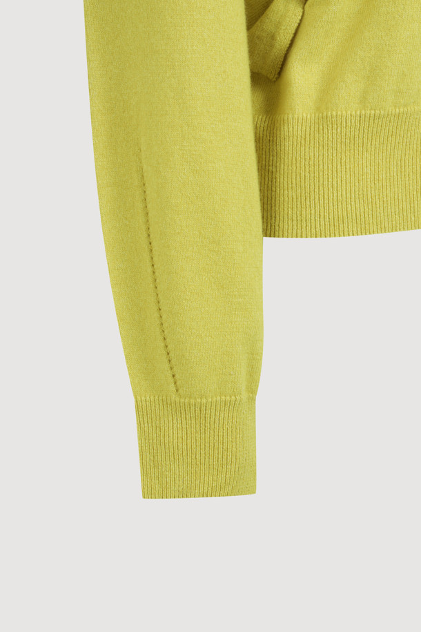 암보 리본 니트 풀오버 (라임)는 오버핏으로 제작되어 편안하면서도 유니크한 스타일을 연출합니다. 가을, 겨울 시즌에 어울리는 두꺼운 두께감과 부드러운 촉감의 울, 면 혼방 소재로 따뜻함을 선사합니다. 라운드넥 디자인에 볼륨감 있는 조직과 니팅 리본 디테일이 더해져 로맨틱하면서도 캐주얼한 무드를 자아냅니다. 데이트룩, 카페룩은 물론 겨울 데일리룩까지, 다양한 스타일을 소화하며 아우터 이너로도 활용 가능합니다. 플레어 스커트와 세트 구성으로 더욱 사랑스러운 룩을 완성할 수 있습니다.
