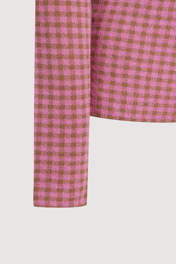 깅엄 체크 하이넥 니트 풀오버 (핑크)는 부드러운 울과 면 혼방 소재로 제작되어 가을, 겨울 시즌 따뜻하게 착용하기 좋습니다. 슬림핏 디자인에 하프넥 라인으로 포근함을 더했으며, 깅엄 체크 패턴이 캐주얼하고 베이직한 분위기를 연출합니다. 뒷중심 싸개 단추 디테일과 왼쪽 가슴 로고 자수가 포인트이며, 이너용으로 활용하기 좋습니다. 데이트룩 또는 모임룩에 매치하여 스타일리시한 룩을 완성해보세요.
