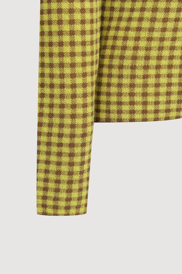 깅엄 체크 하이넥 니트 풀오버 (옐로우)는 캐주얼, 클래식, 미니멀 스타일을 즐기는 여성분을 위한 겨울, 가을용 상의입니다. 부드러운 울과 코튼 혼방 소재로 제작되어 포근하며, 두꺼운 두께감과 슬림핏으로 따뜻하고 세련된 실루엣을 연출합니다. 깅엄 체크 패턴과 하이넥 디자인이 특징이며, 뒷중심 싸개 단추 디테일과 왼쪽 가슴 로고 자수가 포인트입니다. 출근룩과 모임룩 모두 활용 가능한 이너용 아이템으로, 다양한 스타일링에 활용할 수 있습니다.
