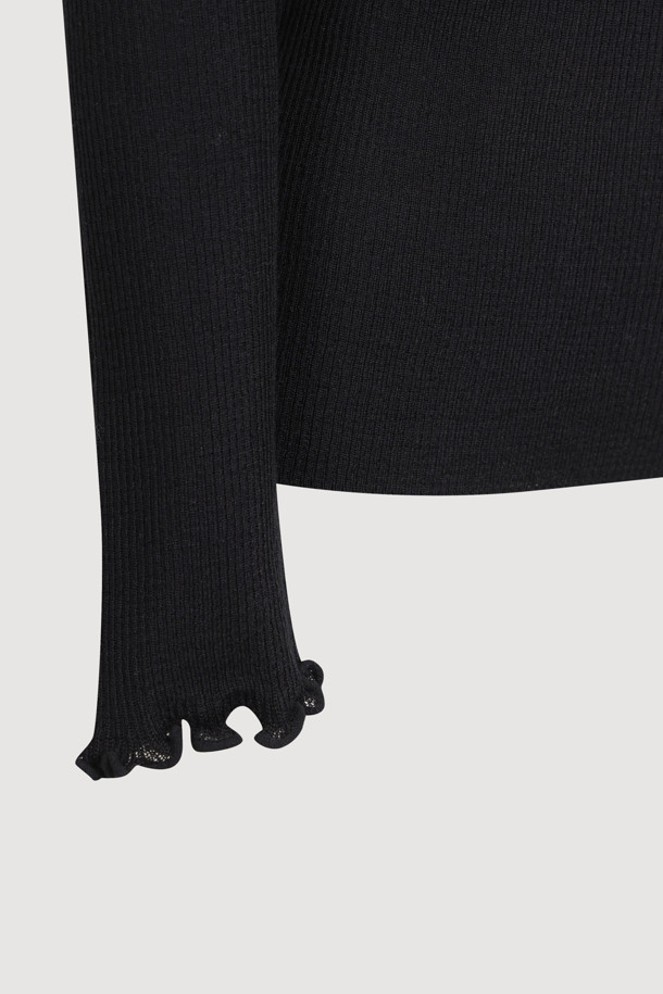 [Re-Order] 슬림 핏 솔리드 립드 니트 풀오버 (블랙)는 미니멀하고 베이직한 스타일의 여성 상의입니다. 하이 게이지 울 혼방 소재로 제작되어 부드러운 촉감을 선사하며, 가을과 겨울에 착용하기 좋습니다. 슬림 핏 디자인에 하프넥, 긴소매, 골지 패턴이 특징이며, 넥과 소매 끝단 자수 마감으로 포인트를 더했습니다. 데일리룩, 출근룩, 오피스룩, 모임룩 등 다양한 TPO에 활용 가능하며, 웨이브 디테일로 여성스러움을 강조하고 레이어드 연출이 용이합니다.
