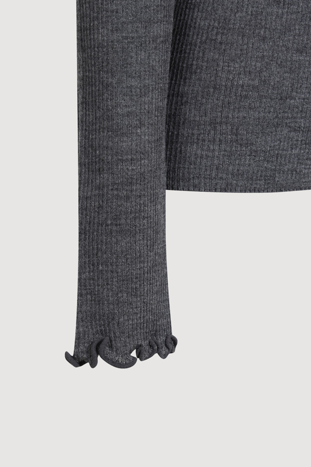 [Re-Order] 슬림 핏 솔리드 립드 니트 풀오버 (멜란지 그레이)는 가을과 겨울, 일상에서 착용하기 좋은 여성용 니트/스웨터입니다. 하이 게이지 울 혼방 소재로 제작되어 부드러운 촉감을 선사하며, 슬림 핏 디자인으로 세련된 실루엣을 연출합니다. 멜란지 그레이 컬러에 골지 패턴과 무지 디자인이 더해져 베이직하면서도 미니멀한 스타일을 완성합니다. 하프넥 라인과 긴 소매, 넥과 소매 끝단의 자수 마감, 웨이브 디테일이 특징이며, 레이어드하여 다양한 스타일을 연출할 수 있습니다. 출근룩, 오피스룩, 모임룩 등 TPO에 맞춰 클래식, 미니멀, 시크한 스타일을 연출해보세요.
