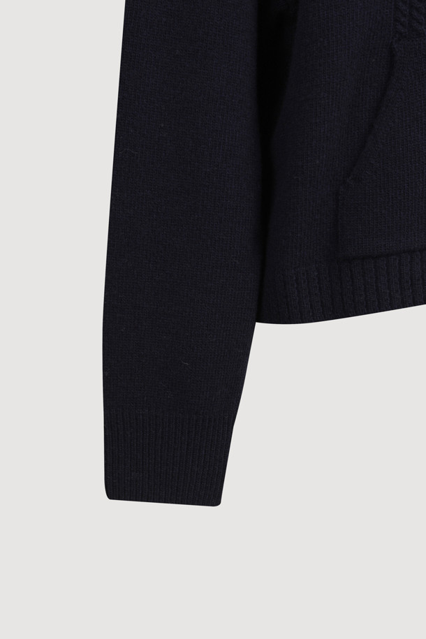 다크 네이비 색상의 리본 니트 풀오버는 여성스러운 무드를 연출하는 상의입니다. 메리노 울 100% 소재로 제작되어 부드러운 촉감과 뛰어난 보온성을 자랑하며, 넉넉한 루즈핏으로 편안하게 착용 가능합니다. 후드 디자인과 캥거루 포켓, 소매의 긴 기장이 캐주얼한 스타일을 더하고, 리본 디테일이 사랑스러운 포인트를 더합니다. 스트링 조절이 가능하여 핏을 조절할 수 있으며, 가을, 겨울철 일상룩, 집콕룩, 산책룩, 여행룩에 활용하기 좋습니다. 베이직하면서도 미니멀, 클래식한 스타일을 즐기는 분들께 추천합니다.
