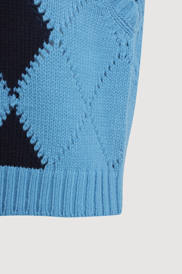 아르갈 프릴 니트 베스트 (블루)는 여성스러운 무드를 더해줄 캐주얼 스타일의 베스트입니다. 울 소재로 제작되어 가을, 겨울 시즌에 따뜻하게 착용할 수 있으며, 레귤러 핏과 스탠다드 기장으로 편안한 착용감을 선사합니다. 아가일 패턴과 프릴 디테일, 아일렛 조직이 더해져 디자인의 포인트를 더했으며, 라운드넥과 민소매 디자인으로 다양한 이너와 레이어드하여 데이트룩, 모임룩, 또는 미니멀한 스타일 연출에도 활용하기 좋습니다. 블루, 옐로우, 네이비 세 가지 컬러로 출시되어 취향에 맞는 색상을 선택할 수 있습니다. 부드러운 촉감으로 기분 좋은 착용감을 느끼실 수 있습니다.
