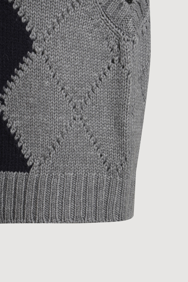 멜란지 그레이 컬러의 Argyle Frill Knit Vest (아르가일 프릴 니트 베스트)입니다. 여성용 니트 베스트로, 가을과 겨울에 따뜻하게 착용하기 좋습니다. 부드러운 울 소재에 아가일 패턴과 넥 라인의 프릴 디테일이 돋보이며, 스탠다드 핏으로 캐주얼, 클래식, 미니멀 스타일 모두 소화 가능합니다. 라운드넥과 민소매 디자인으로 다양한 레이어드 연출이 용이하며, 모임룩에도 활용할 수 있습니다. 중간 두께감으로 간절기부터 겨울까지 폭넓게 활용할 수 있는 아이템입니다.
