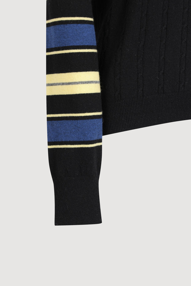 블랙 컬러의 Stripe Sleeve 슬림핏 니트 풀오버입니다. 부드러운 울과 캐시미어 혼방 소재로 제작되어 가을, 겨울 시즌에 따뜻하게 착용할 수 있습니다. 슬림핏 디자인과 라운드넥으로 제작되었으며, 소매 부분의 스트라이프 패턴과 케이블 조직 디테일이 돋보입니다. LUCKY 로고 자카드 디테일이 포인트로, 캐주얼, 스포티 무드는 물론 출근룩과 모임룩에도 활용하기 좋습니다. 클래식, 미니멀 스타일을 즐겨 입는 여성분들께 추천합니다.
