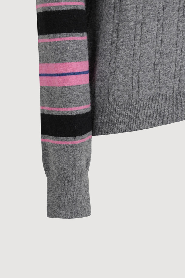 멜란지 그레이 컬러의 Stripe Sleeve 슬림핏 니트 풀오버입니다. 울과 캐시미어 혼방 소재로 제작되어 부드러운 촉감을 선사하며, 가을과 겨울에 따뜻하게 착용할 수 있습니다. 슬림핏 라운드넥 디자인에 소매 스트라이프 패턴과 클래식 케이블 조직이 돋보이며, LUCKY 로고 자카드 디테일로 포인트를 더했습니다. 출근룩과 모임룩은 물론, 클래식, 캐주얼, 미니멀한 스타일 모두 소화 가능한 활용도 높은 아이템입니다.
