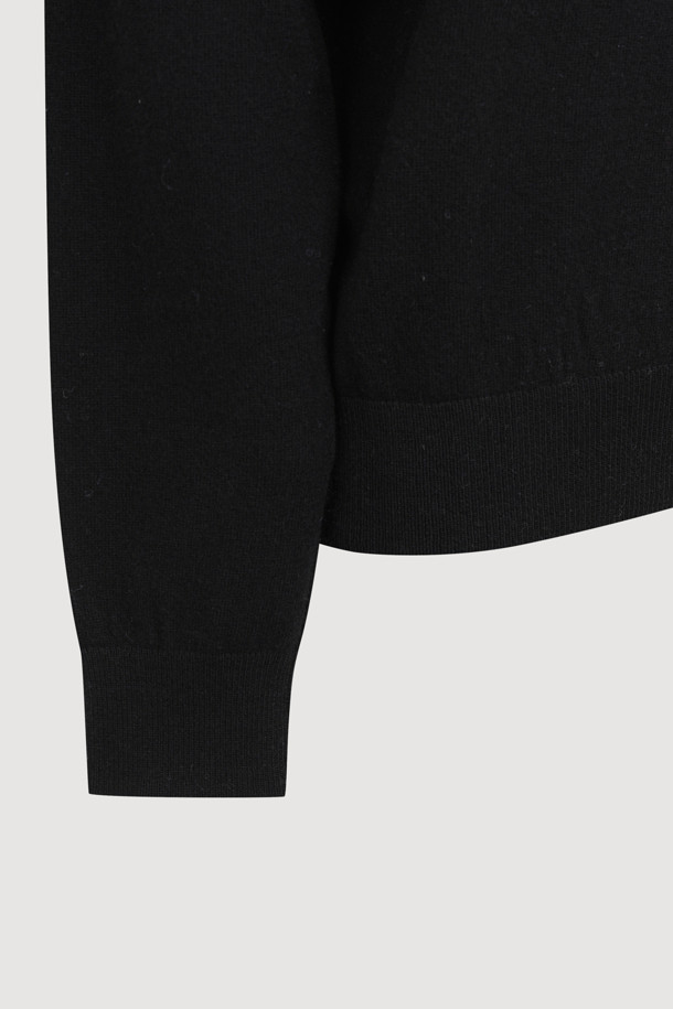 럭키 포인트 프릴 니트 풀오버 (블랙)는 여성들을 위한 캐주얼 스타일의 니트/스웨터입니다. 가을, 겨울 시즌에 어울리는 두꺼운 두께감의 긴소매 제품으로, 부드러운 촉감과 루즈핏이 편안한 착용감을 선사합니다. 라운드넥 디자인에 래글런 소매, 프릴 디테일, 자수 장식이 더해져 사랑스러운 분위기를 연출하며, 하트, 케이블, 플라워 패턴이 돋보입니다. 데이트룩, 모임룩으로 활용 가능하며, 이너로도 다양하게 코디할 수 있어 활용도가 높습니다. 캐주얼, 클래식, 미니멀 스타일을 즐겨 입는 분들께 추천합니다.
