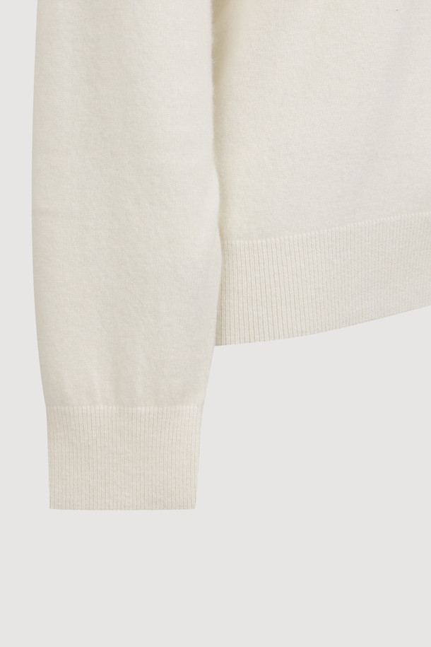 럭키 포인트 프릴 니트 풀오버 (아이보리)는 여성스러운 무드를 연출하는 상의입니다. 부드러운 울, 캐시미어, 나일론 혼방 소재로 제작되어 따뜻하고 포근한 착용감을 선사하며, 라운드넥과 래글런 소매 디자인으로 편안한 핏을 제공합니다. 특히, 프릴 디테일과 자수 장식이 더해져 로맨틱한 분위기를 강조하며, 케이블, 하트, 플라워 패턴이 돋보입니다. 데이트룩, 모임룩과 같은 특별한 날은 물론, 캐주얼 스타일로도 활용 가능하며, 가을, 겨울 시즌에 두꺼운 두께감으로 따뜻하게 입을 수 있습니다.
