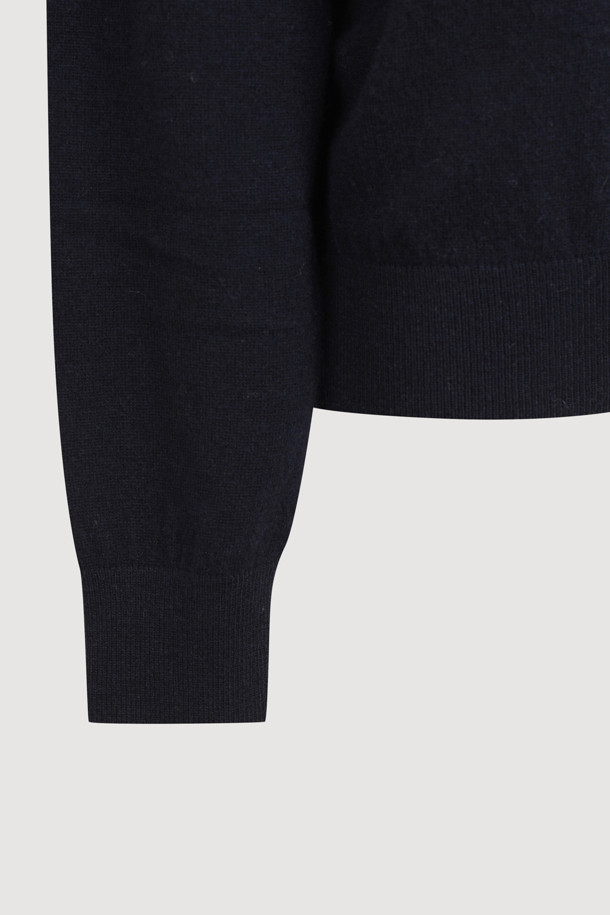 **Lulu Point 프릴 니트 풀오버 (다크 네이비)**

캐주얼, 클래식, 미니멀 스타일을 모두 아우르는 여성용 니트 풀오버입니다. 부드러운 울, 캐시미어, 나일론 혼방 소재로 제작되어 가을과 겨울에 따뜻하게 착용할 수 있습니다. 럭키 루루 캐릭터 자카드 패턴과 프릴 디테일이 사랑스러운 포인트를 더합니다. 래글런 소매의 루즈핏 라운드넥 디자인으로 편안한 착용감을 선사하며, 모임룩으로도 활용하기 좋습니다. 다크 네이비 컬러로 어떤 하의와도 쉽게 매치할 수 있습니다.
