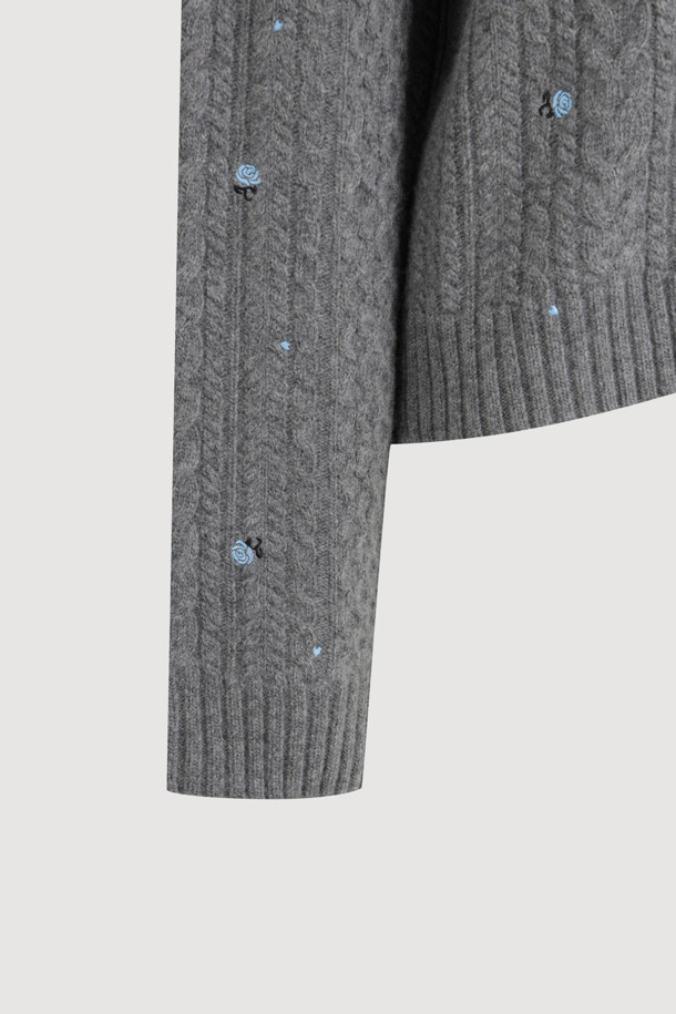 멜란지 그레이 컬러의 케이블 자수 카라 니트 풀오버입니다. 울, 캐시미어, 나일론 혼방 소재로 제작되어 부드러운 촉감과 두꺼운 두께감으로 따뜻하게 착용할 수 있습니다. 클래식한 무드와 루즈핏 디자인으로 편안하면서도 세련된 스타일을 연출하며, 노치넥과 긴 소매, 플라워 자수 디테일이 포인트입니다. 출근룩, 오피스룩, 모임룩 등 다양한 TPO에 활용 가능하며, 미니멀하고 클래식한 스타일을 선호하는 여성분들께 추천합니다.
