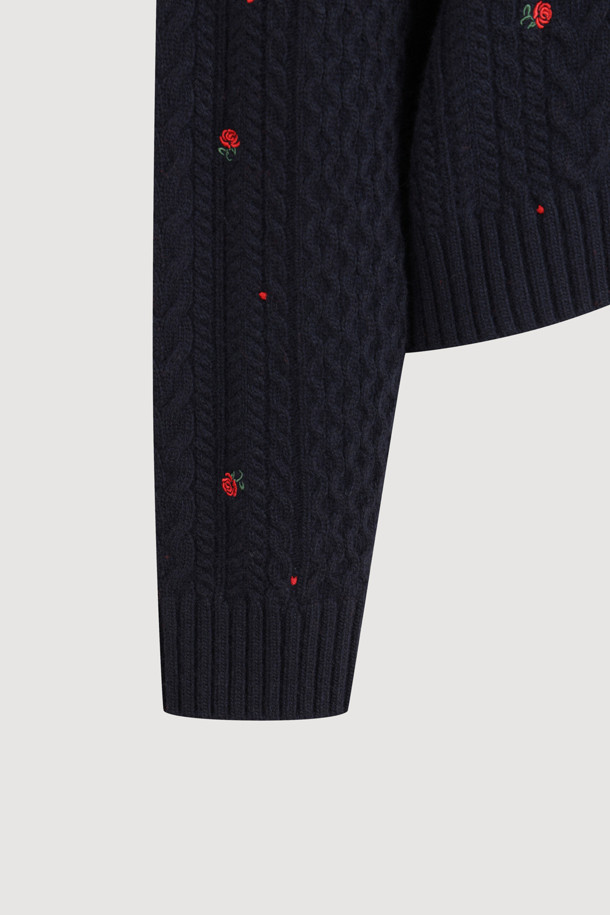 케이블 자수 카라 니트 풀오버 (다크 네이비)는 울, 캐시미어, 나일론 혼방 소재로 제작되어 부드러운 촉감과 뛰어난 보온성을 자랑하는 여성 니트입니다. 클래식한 무드와 루즈핏 디자인으로 편안하면서도 세련된 스타일을 연출하며, 가을, 겨울 시즌에 활용하기 좋습니다. 빅사이즈 카라와 플라워 모티브 자수 장식이 돋보이며, 노치넥 디자인으로 여성스러운 분위기를 더합니다. 데이트룩, 모임룩, 출근룩 등 다양한 TPO에 활용 가능한 아이템으로, 스커트와 함께 세련된 룩을 완성할 수 있습니다.
