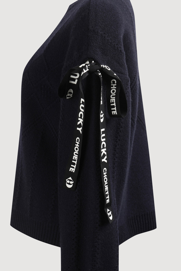 럭키 테이프 니트 풀오버 (다크 네이비)는 가을과 겨울, 페미닌하면서도 캐주얼한 무드를 연출하는 여성용 니트입니다. 울과 나일론 혼방 소재로 제작되어 포근한 촉감을 선사하며, 두꺼운 두께감으로 따뜻하게 착용할 수 있습니다. 크롭 기장의 루즈핏이며, 라운드넥 디자인에 아가일 & 로고 패턴이 적용되었습니다. 왼쪽 어깨 럭키 로고 테이프 디테일과 스카시 조직, 럭키 레터링이 포인트로, 모임룩, 캐주얼, 클래식, 미니멀 스타일 모두 소화 가능합니다. 긴 소매 기장으로 간절기부터 겨울까지 폭넓게 활용할 수 있습니다.
