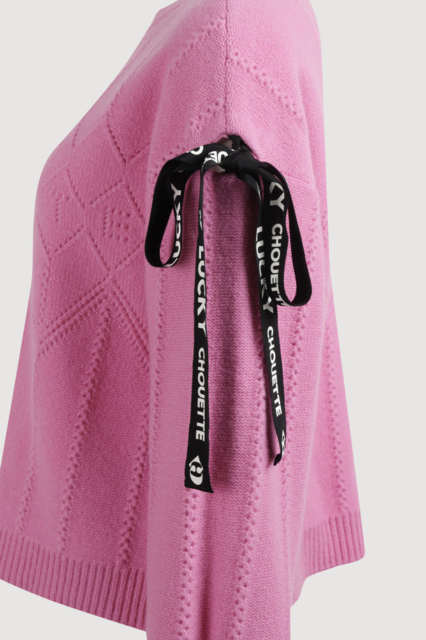 사랑스러운 핑크 컬러의 럭키 테이프 니트 풀오버입니다. 부드러운 울과 나일론 혼방 소재로 제작되어 가을, 겨울 시즌 따뜻하게 착용할 수 있습니다. 페미닌한 무드의 루즈핏 크롭 기장으로, 아가일 패턴과 언발란스 로고 테이프, 스카시 조직 디테일이 돋보입니다. 라운드넥과 긴 소매 디자인으로 클래식하면서도 미니멀한 스타일을 연출하며, 데이트룩이나 모임룩에 활용하기 좋습니다. 보온 기능을 갖춰 추운 날씨에도 포근함을 선사합니다.
