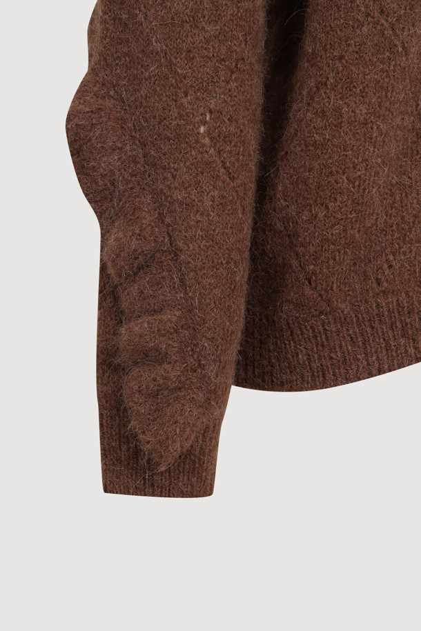 **아가일 니트 풀오버 (브라운)**는 알파카 혼방 소재로 제작되어 포근한 촉감을 선사하는 여성용 니트입니다. 가을과 겨울에 어울리는 얇은 두께의 긴 소매 라운드넥 니트로, 클래식하면서도 유니크한 아가일 패턴이 특징입니다. 스카시 조직감과 러플 디테일이 돋보이며, 다양한 스타일 연출을 위해 레이어드하여 착용할 수 있습니다. 데이트룩, 모임룩, 미니멀, 캐주얼 스타일 모두 소화 가능한 활용도 높은 아이템입니다. 루즈핏으로 편안하게 착용할 수 있습니다.
