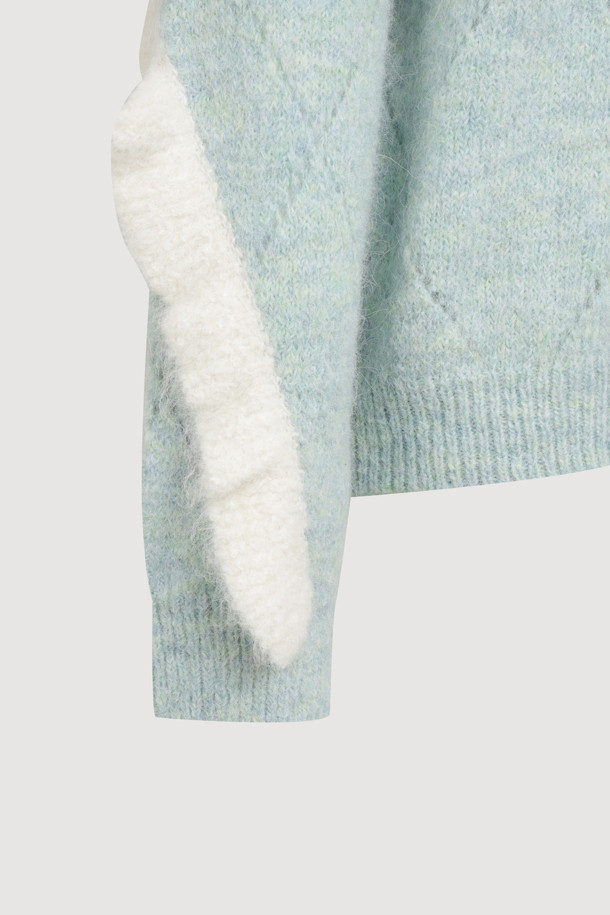 민트 색상의 아가일 니트 풀오버는 여성스러움을 더하는 러플 디테일과 스카시 조직감으로 포인트를 주었습니다. 알파카 혼방 소재로 제작되어 포근한 촉감을 선사하며, 얇은 두께감으로 간절기부터 겨울까지 레이어드하여 활용하기 좋습니다. 라운드넥과 루즈핏 디자인은 클래식하면서도 캐주얼한 무드를 연출하며, 모임룩, 데이트룩 등 다양한 스타일링에 적합합니다. 긴소매 기장과 레귤러 기장으로 편안하게 착용 가능하며, 미니멀한 스타일을 즐기는 분들께 추천합니다.
