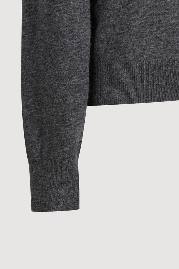 [Atelier] 플라워 모티브 V넥 니트 풀오버 (멜란지 그레이)는 가을, 겨울 시즌 여성들을 위한 상의입니다. 유니크하면서도 클래식한 스타일을 추구하며, 데이트룩, 모임룩, 겨울 데일리룩에 모두 잘 어울립니다. 부드러운 촉감의 울, 캐시미어, 나일론 혼방 소재로 제작되어 편안한 착용감을 선사합니다. V넥 디자인에 벨벳틴 원사 코르사쥬 장식이 포인트로 더해졌으며, 핸드메이드 디테일이 돋보이는 자연스러운 실루엣을 연출합니다. 
