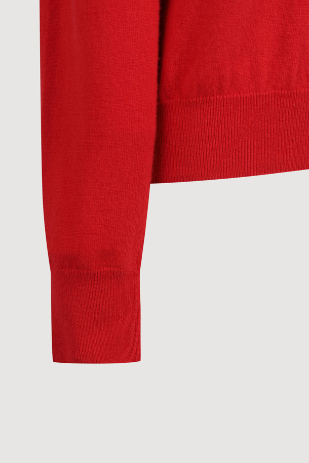 [Atelier] 플라워 모티브 브이넥 니트 풀오버 (레드)는 울, 캐시미어, 나일론 혼방 소재로 제작되어 부드러운 촉감과 따뜻함을 선사합니다. 가을, 겨울 시즌을 위한 두꺼운 두께감과 긴 소매 기장으로 포근함을 더하며, 레귤러핏과 브이넥 디자인이 여성스러운 실루엣을 연출합니다. 클래식하면서도 유니크한 플라워 패턴과 코르사쥬 장식이 돋보이며, 웨어러블한 디자인에 벨벳틴 원사를 사용하여 고급스러움을 더했습니다. 데이트룩, 모임룩, 겨울 데일리룩 등 다양한 TPO에 맞춰 클래식, 로맨틱, 미니멀 스타일을 연출해보세요.
