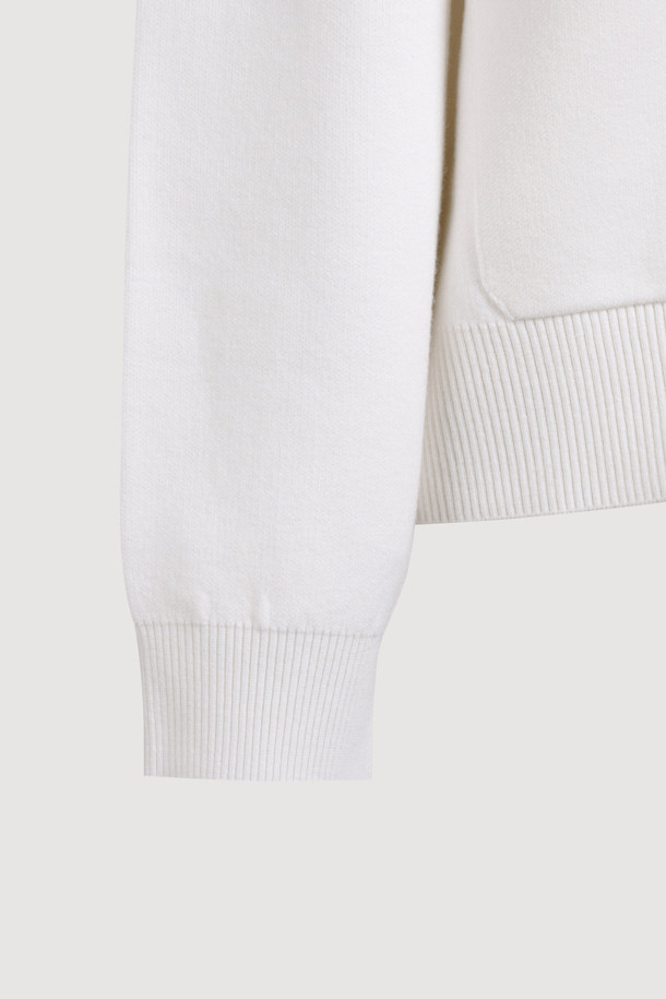 빅 카라 니트 가디건(아이보리)은 부드러운 울 소재로 제작되어 가을, 겨울 시즌에 따뜻하게 착용하기 좋습니다. 캐주얼한 무드의 루즈핏으로 편안한 착용감을 선사하며, 빅 카라 디자인이 포인트를 더합니다. 금속 지퍼와 아웃 포켓 디테일, 로고 배색, 스트라이프 니팅 테잎, 그리고 볼륨감 있는 카라가 특징입니다. 데일리룩, 카페룩, 모임룩 등 다양한 TPO에 활용하기 좋으며, 캐주얼, 클래식, 미니멀 스타일을 연출할 수 있습니다. 긴 소매 기장에 두꺼운 두께감으로 포근함을 더한 아이보리 컬러의 니트 가디건입니다.
