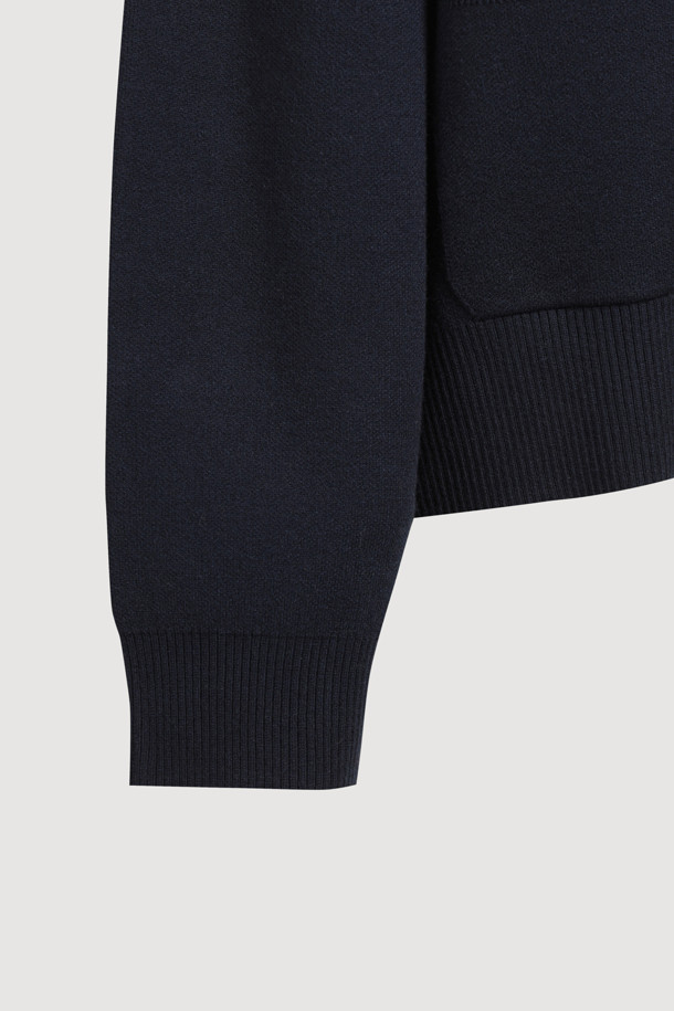 빅 카라 니트 가디건 (다크 네이비)은 캐주얼하고 클래식한 무드를 연출하는 여성용 가디건입니다. 가을, 겨울에 적합하며, 두꺼운 울 소재로 제작되어 따뜻하게 착용할 수 있습니다. 넉넉한 루즈핏에 지퍼형 여밈 방식이 적용되었으며, 빅 카라 디자인과 아웃포켓 디테일이 포인트를 더합니다. 또한, 로고 배색과 스트라이프 니팅 테잎 디테일로 디자인의 완성도를 높였습니다. 데일리룩, 카페룩, 동네 마실룩 등 편안한 상황에 잘 어울립니다.
