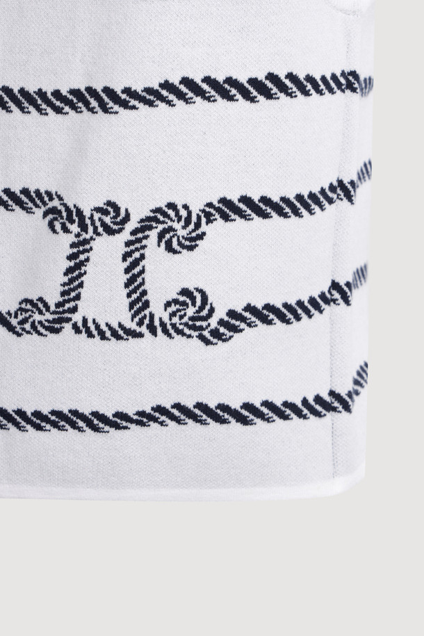 **Stripe 니트 베스트 (아이보리)**

부드러운 촉감의 니트 소재로 제작된 여성용 베스트입니다. 아이보리 컬러에 V넥 디자인으로, 봄, 가을 시즌에 캐주얼하게 착용하기 좋습니다. 루프 아트웍 자카드 패턴과 금속 단추 디테일이 돋보이며, 스탠다드핏 또는 루즈핏으로 연출할 수 있습니다. 레이어링하여 다양한 스타일을 연출하거나 단독으로 착용하여 데이트룩, 카페룩에 포인트를 더해보세요. 미니멀, 클래식 스타일을 선호하는 분들께 추천합니다.
