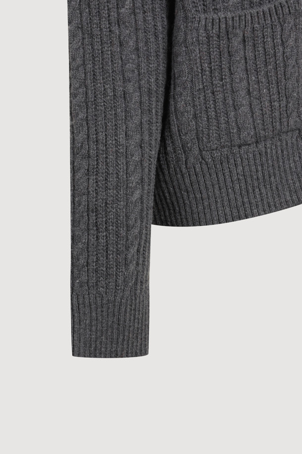 멜란지 그레이 컬러의 Entry 케이블 니트 가디건입니다. 부드러운 울 소재로 제작되어 가을, 겨울에 따뜻하게 착용할 수 있습니다. 클래식하고 캐주얼한 스타일을 모두 소화하며, 루즈핏과 브이넥 디자인으로 편안함을 더했습니다. 토글 단추 디테일과 럭키 로고, 스트라이프 느낌의 케이블 & 립 패턴 조직감이 특징입니다. 데이트룩, 카페룩, 겨울 데일리룩 등 다양한 TPO에 활용 가능하며, 스타일리시한 미니멀룩을 연출할 수 있습니다.
