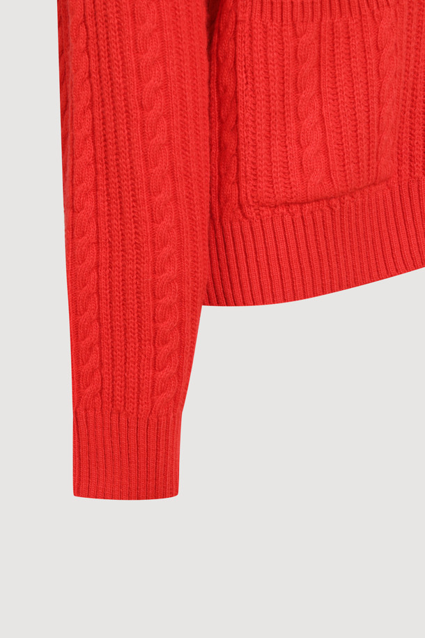 엔트리 케이블 니트 가디건 (레드)은 가을과 겨울 시즌, 클래식하고 캐주얼한 스타일을 연출하고 싶은 여성분들을 위한 아이템입니다. 부드러운 울 소재로 제작되어 포근한 착용감을 선사하며, 얇은 두께감으로 간절기에도 부담 없이 즐길 수 있습니다. 크롭 기장에 루즈핏으로 편안함을 더하고, 라운드넥과 립 조직 디테일, 로고 토글 단추, 스트라이프 느낌의 케이블 조직, 앞 중심 볼드한 케이블 조직이 특징입니다. 데일리룩, 카페룩, 모임룩 등 다양한 TPO에 매치하여 클래식, 캐주얼, 미니멀 스타일을 완성해보세요.
