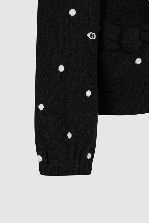 [Re-Order] 도트 짚업 니트 카디건 (블랙)은 부드러운 니트 소재의 여성용 카디건입니다. 릴랙스 핏과 라운드넥 디자인으로 편안한 착용감을 선사하며, 캐주얼 및 베이직 스타일을 연출하기 좋습니다. 도트 패턴과 드롭 숄더, 소매 이밴드, 포켓, 리본 디테일이 돋보이며, 집업 방식으로 간편하게 착용할 수 있습니다. 일상, 동네 마실룩, 집콕룩 등 다양한 TPO에 활용 가능하며, 미니멀하고 클래식한 스타일을 선호하는 분들께 추천합니다. 자카드 조직으로 제작되어 더욱 고급스러운 느낌을 줍니다.

