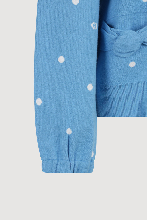 도트 집업 니트 가디건 (블루)은 캐주얼, 미니멀, 로맨틱 스타일을 즐기는 여성들을 위한 아이템입니다. 봄, 가을에 어울리는 이 니트 가디건은 부드러운 촉감의 니트 소재로 제작되었으며, 루즈핏으로 편안한 착용감을 선사합니다. 도트 패턴과 드롭 숄더, 소매 이밴드, 포켓 리본 디테일이 디자인의 특징이며, 데이트룩과 봄 소풍룩에 매치하기 좋습니다. 중간 두께의 집업 스타일로 간절기 날씨에 유용하며, 일상복으로 활용하기 좋습니다.
